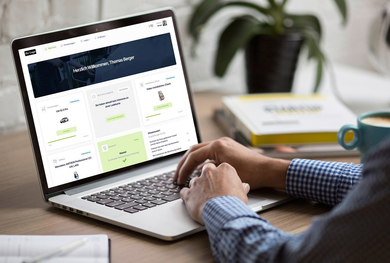 An employee uses the e-employee portal on a laptop - the clear user interface for fleet management, charging solutions and electric company cars can be seen on the screen. Symbol for digital self-service solutions for e-fleets